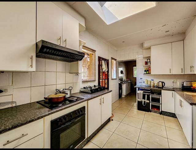4 BEDROOM HOUSE FOR SALE IN CONSTANTIA KLOOF
